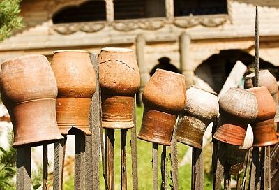 Заменил капельный полив на простые кувшины — и урожай в 2 раза больше! Как дедовский метод спасает мой огород в аномальную жару 2025