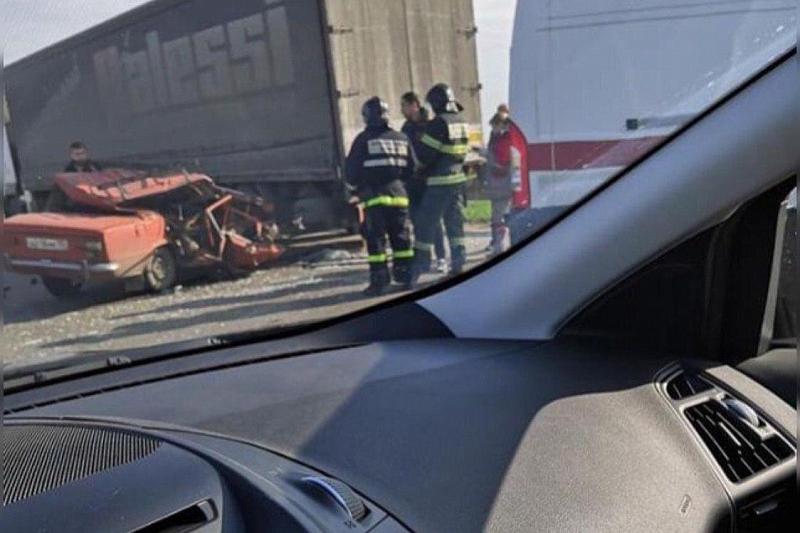 В пригороде Краснодара водитель легковушки влетел в остановившийся грузовик