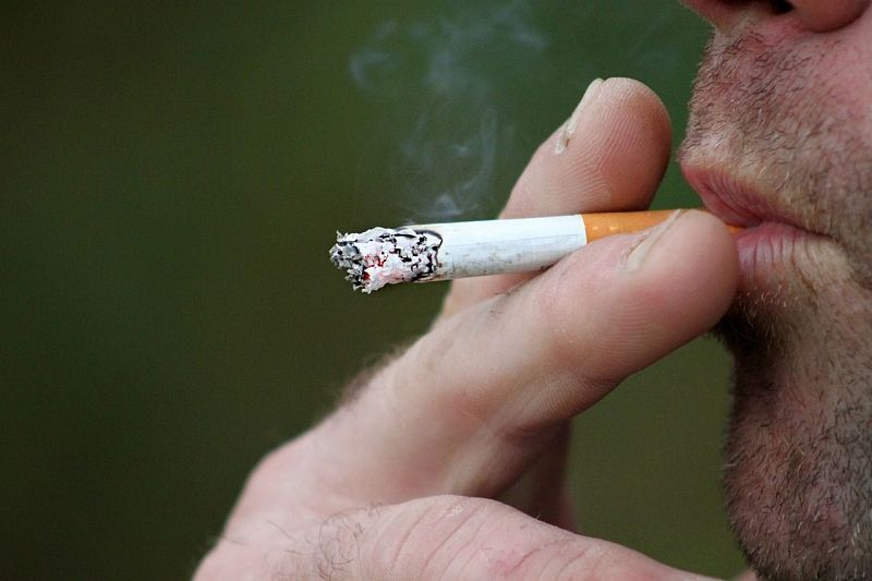 Ученый назвал курильщиков более подверженными заболеванию COVID-19