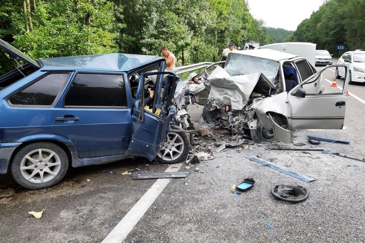 В Краснодарском крае в жестком лобовом ДТП погибли 4 человека, 4 госпитализированы