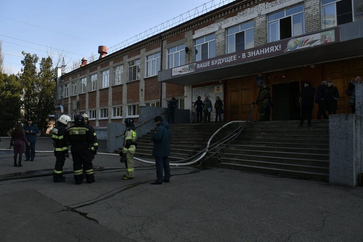 Из-за возгорания никто не пострадал, однако была повреждена верхняя одежда десятков учеников.