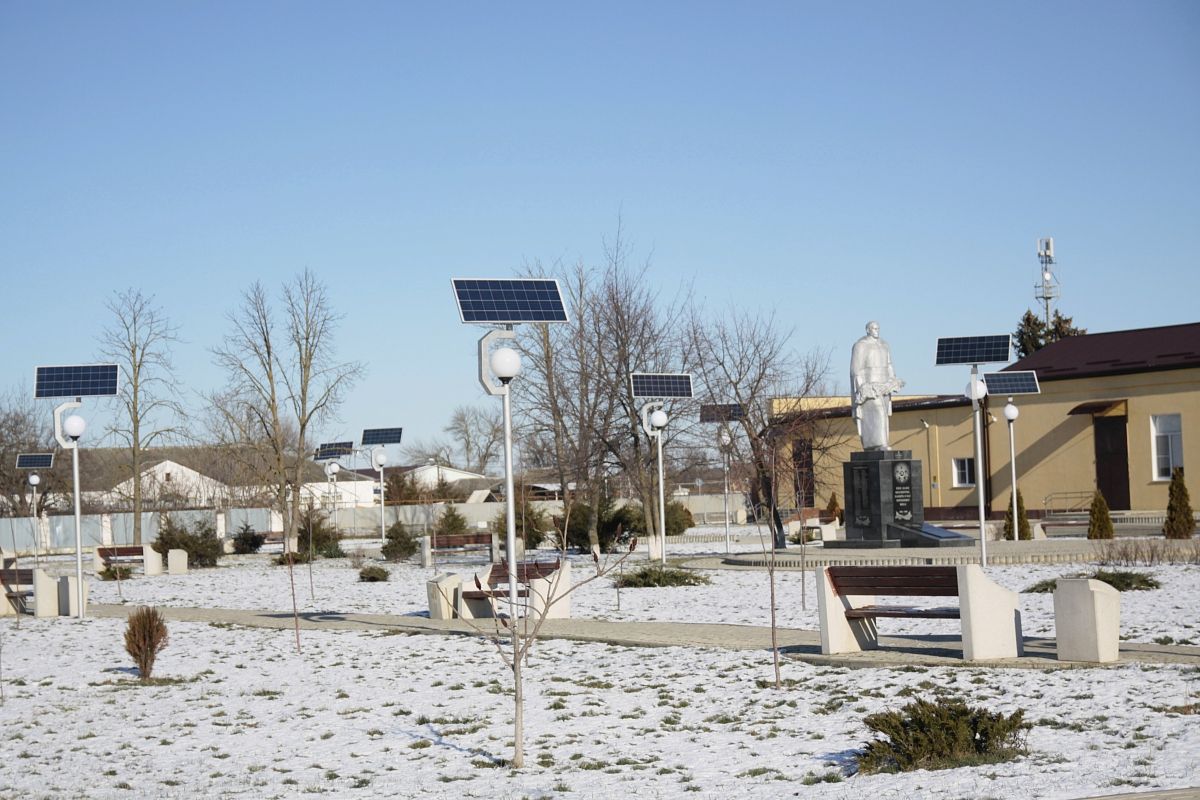 Солнечные батареи на уличных светильниках, установленные по нацпроекту, придают современный облик сельской территории. 