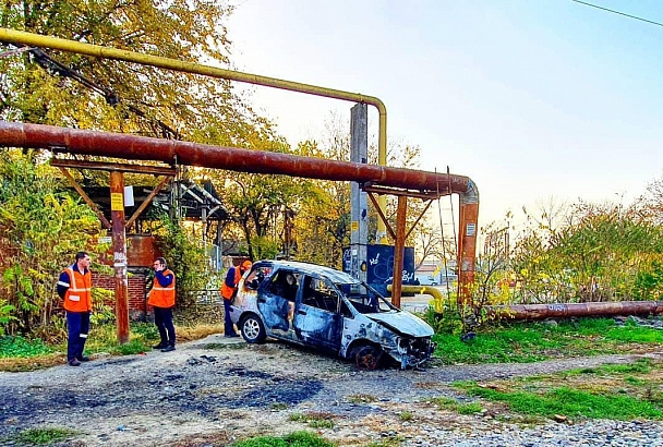 В Краснодаре пожарные вытолкали с железной дороги сгоревший автомобиль, чтобы избежать его столкновения с поездом
