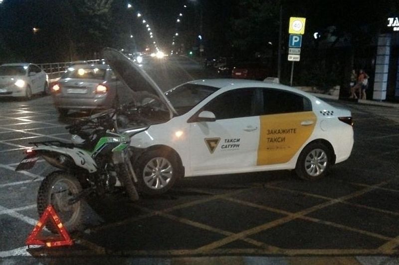 В Геленджике ищут мотоциклиста, который врезался в машину такси и скрылся с места ДТП