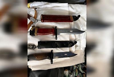 В Сочи на границе с Абхазией задержали автомобиль с штык-ножами от автоматов Калашникова