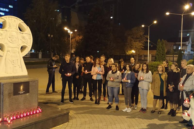 Краснодарцы почтили память погибших при взрыве в колледже Керчи
