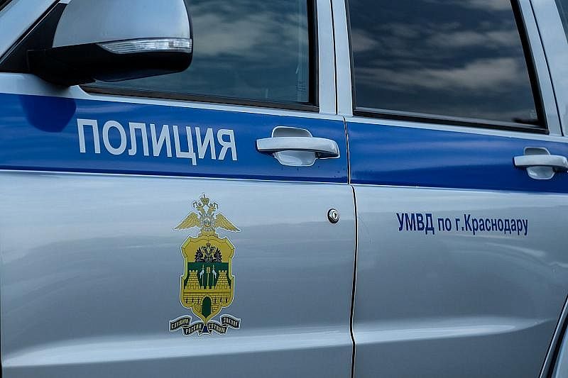 Полиция Краснодара задержала пьяного мужчину, устроившего дебош в многоэтажке