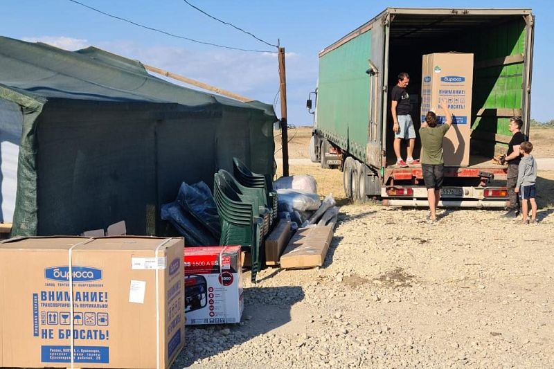 Волонтеры из Краснодарского края обустроили в Крыму палаточный лагерь для эвакуированных с Украины