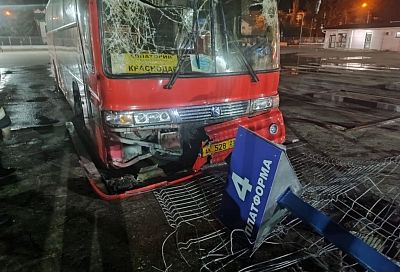 Автобус Краснодар-Евпатория сбил людей на автостанции в Крыму. Есть пострадавшие