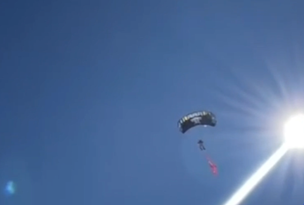 Парашютист из Сочи совершил рекордный прыжок на Эльбрус