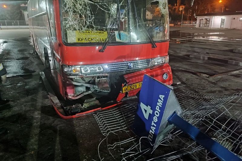 Автобус Краснодар-Евпатория сбил людей на автостанции в Крыму. Есть пострадавшие