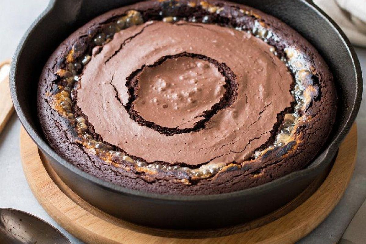 Шоколадный торт на сковороде: простой рецепт без духовки и раскатки, можно заморозить