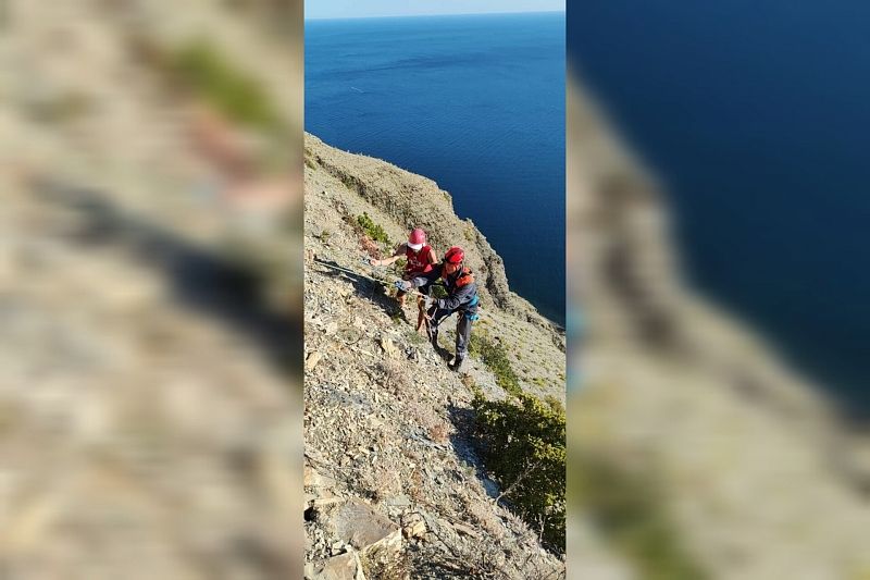 В Анапе турист забрался на склон горы ради красивых фото и застрял. Его эвакуировали спасатели