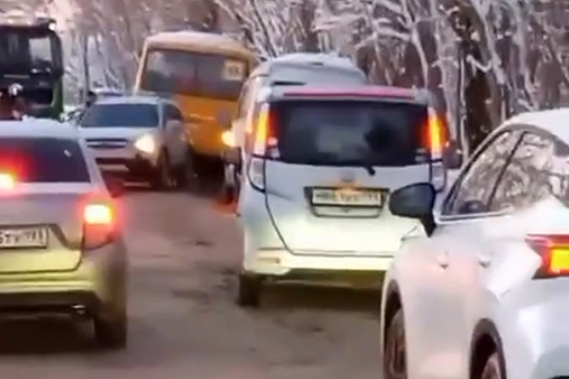 В мэрии Краснодара прокомментировали ситуацию с застрявшим школьным автобусом