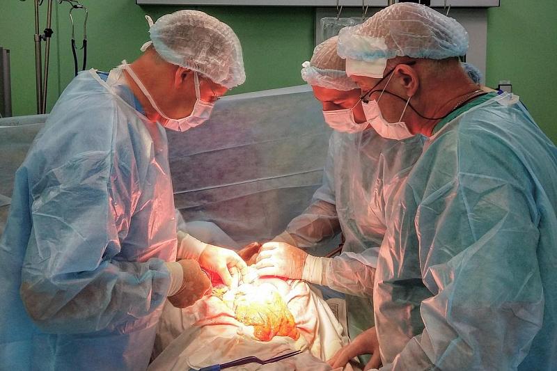 В Краснодаре хирурги провели «открытую» операцию и удалили пациенту опухоль