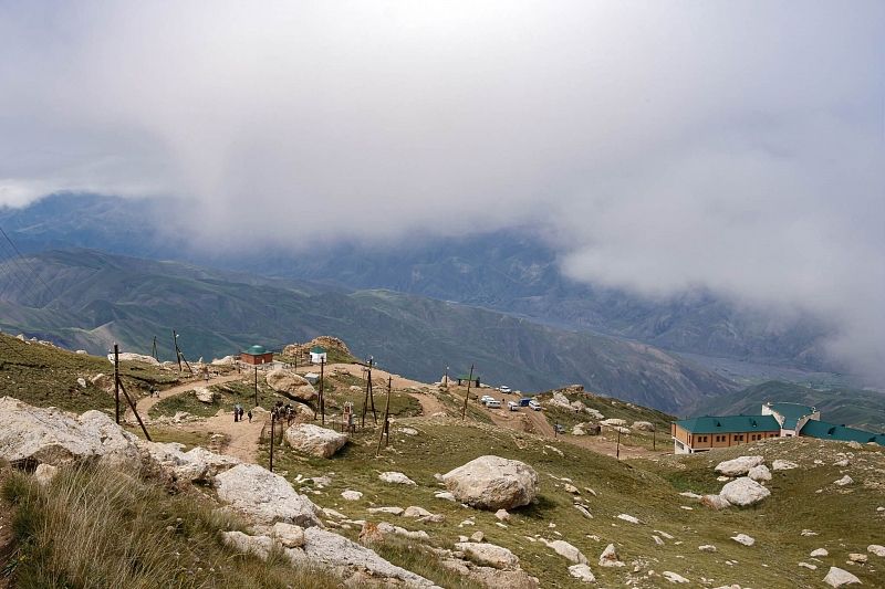 На скалистом склоне горы расположено множество зияратов — святых мест, с которыми связаны многие легенды и истории. 