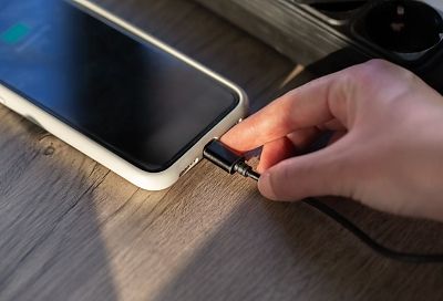 Чем опасны длинные зарядки для смартфона