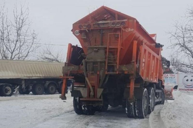Для обработки дорог от гололеда в Краснодаре использовали около 180 тонн песко-соляной смеси