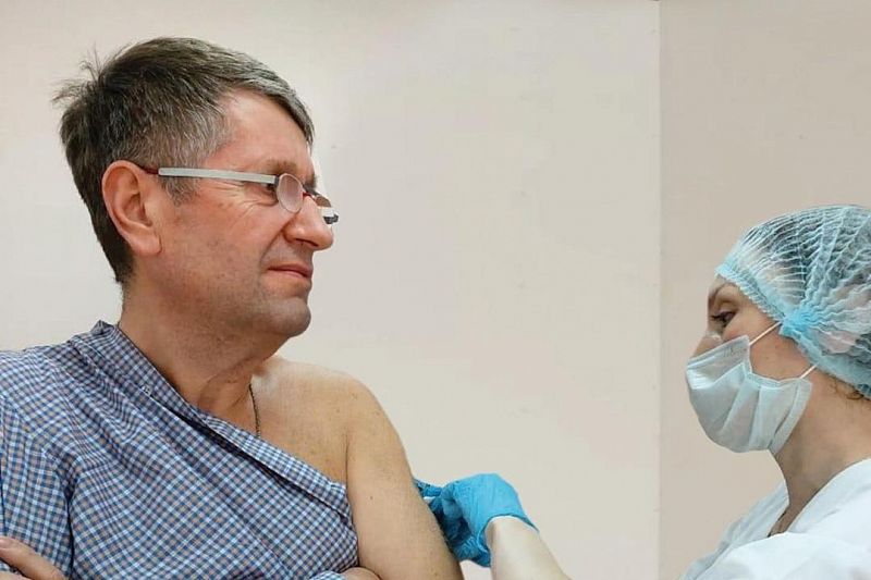 Первый заместитель главврача Краевой клинической больницы №1 сделал прививку от коронавируса