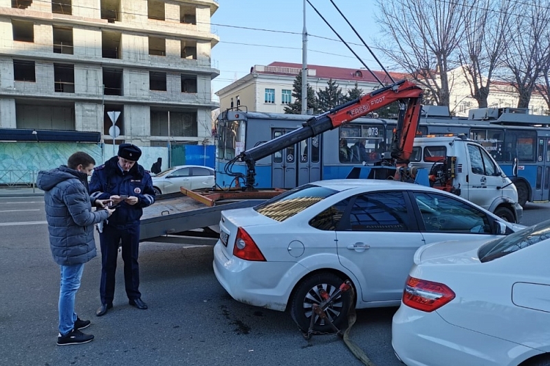 В Краснодаре от незаконно припаркованных машин освободили улицу Северную