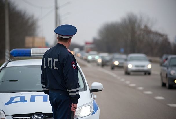 «Приора» врезалась в стоящую на обочине фуру. Один человек погиб, двое пострадали