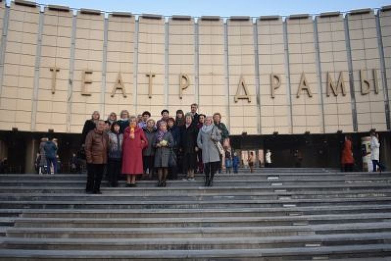 Члены семей погибших при исполнении служебного долга сотрудников полиции посетили Краснодарский драмтеатр