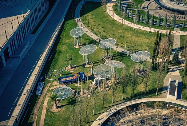 В парке «Краснодар» убирают защитные купола с экзотических деревьев 