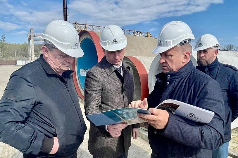Вице-губернатор Кубани Андрей Прошунин пообщался с местным производителем железобетонной продукции