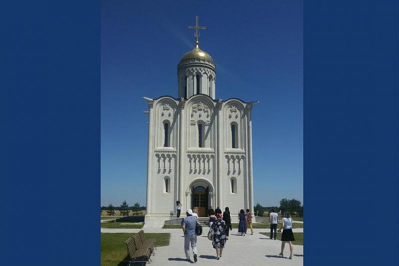 в 2016 году в х. Октябрьском был освящен Свято-Владимирский храм - точна копия церкви Покрова на Нерли.