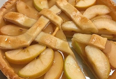 Заливной пирог с яблоками без духовки и яиц: всего 40 минут — и аромат на весь дом