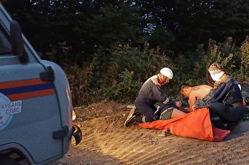 В Краснодарском крае спасатели эвакуировали из леса пострадавшую велосипедистку