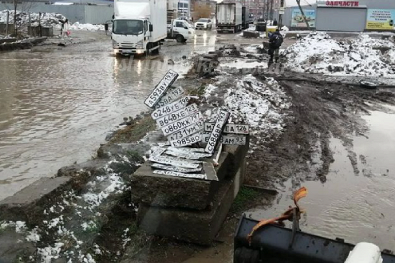 Мэр Краснодара потребовал ускорить откачку талой воды с городских улиц