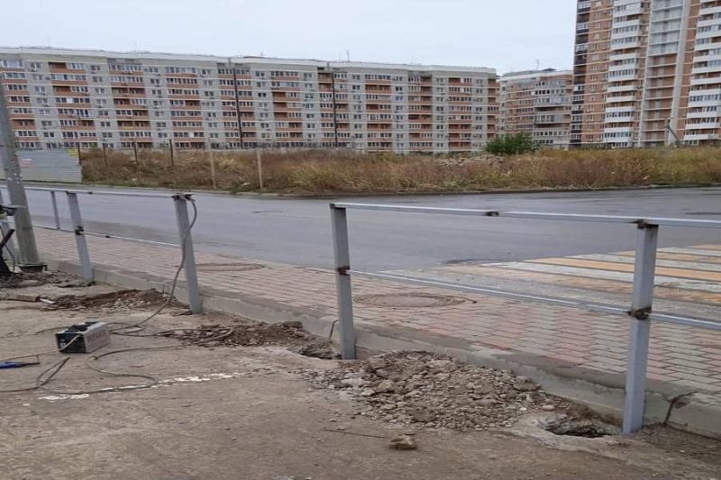 Перелазить не придется: в Краснодаре убрали часть забора у пешеходного перехода на улице Командорской