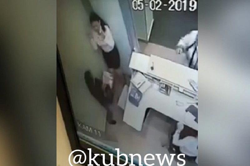 Нападение психически больного мужчины на сотрудницу банка в Сочи попало на камеры видеонаблюдения