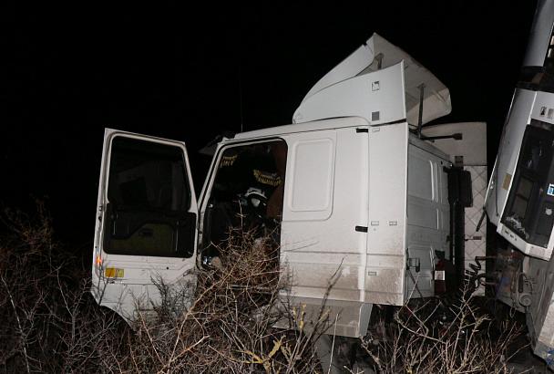 В Краснодарском крае водитель грузовика с «Кока-Колой» выпал из кабины в обрыв
