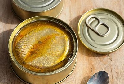 Всего одна буква на банке с рыбой может кардинально изменить вкус и качество продукта. Производители умело используют эту хитрость