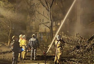 В Ейске потушили пожар в многоквартирном доме рядом с упавшим самолетом