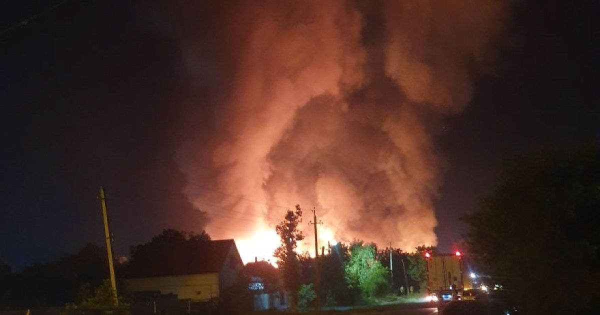 Мебельный сгорел. Пожар ночью. Пожар в Краснодаре. Пожар в Абинске. Пожар в Краснодаре вчера.