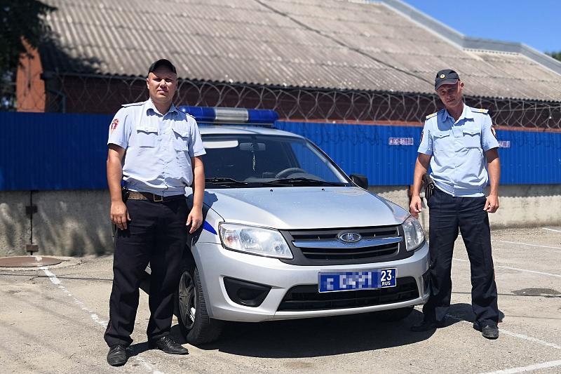 В Краснодарском крае росгвардейцы потушили загоревшийся после ДТП автомобиль