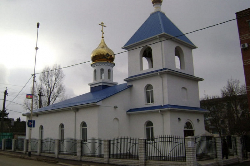 В Краснодарском крае неизвестный вынес из храма бокс с пожертвованиями и попал на видео