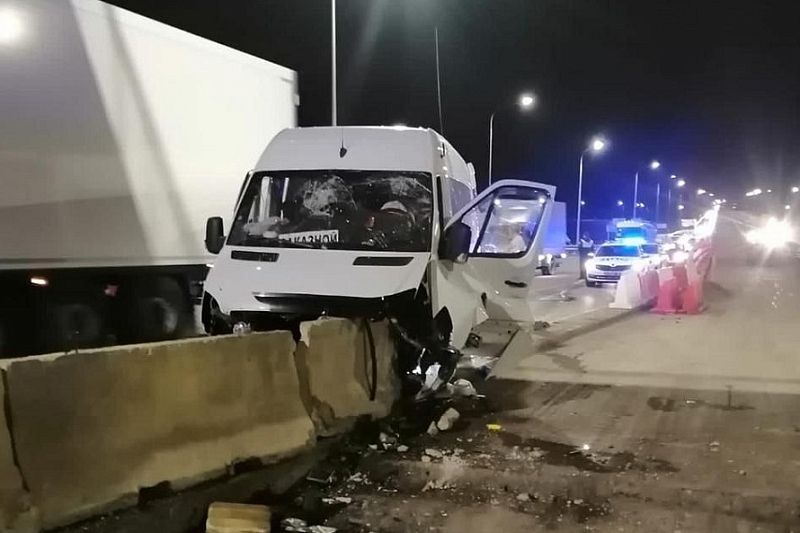 На Кубани пассажирский микроавтобус врезался в бетонное ограждение. Пострадали 9 человек