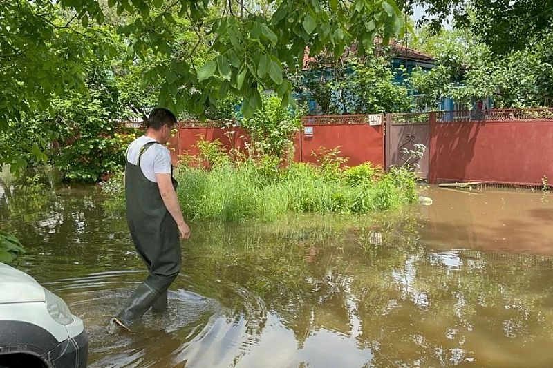 Подтопленными после ливней в Краснодарском крае остаются несколько десятков дворов