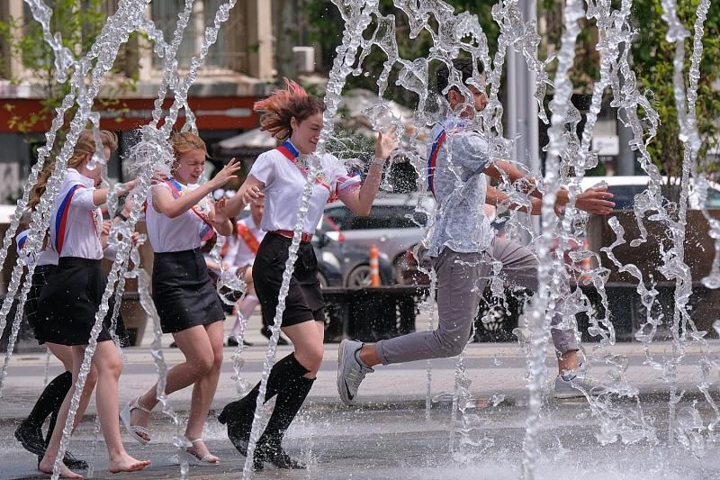 Последний звонок: выпускники Краснодара отмечают окончание школы купанием в фонтанах