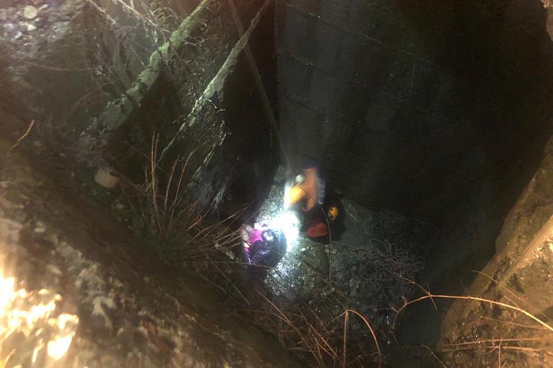В Краснодарском крае спасатели достали из 6-метрового колодца упавшую туда женщину