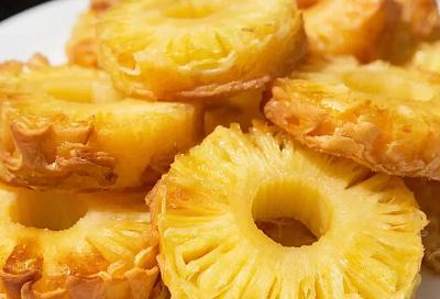 Просто оберните ананасы тестом. Потрясающий десерт к чаю, который можно приготовить из слоеного теста