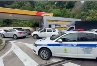 Экипажи ДПС наводят порядок на АЗС: как инспекторы справляются с очередями в часы пик