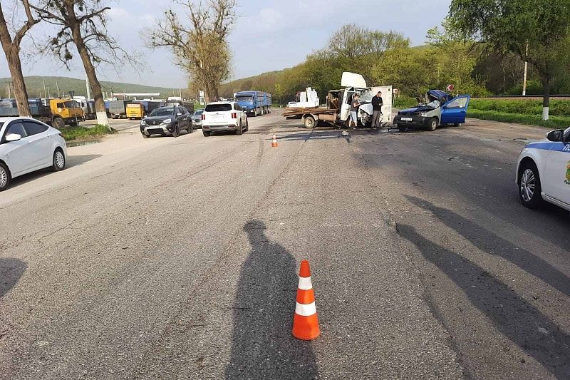 В Крымском районе погиб водитель иномарки, влетевшей на встречной полосе в «Газель»