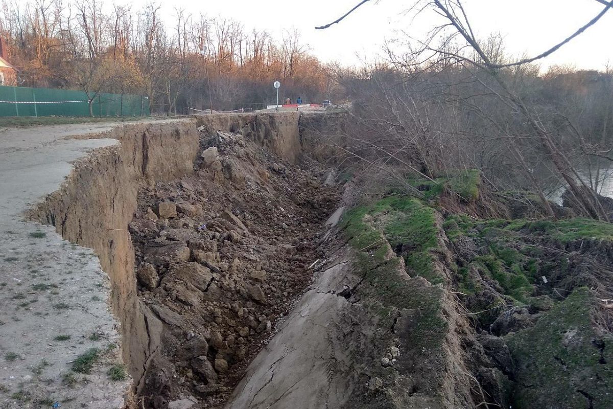 В Горячем Ключе разрушенная оползнем дорога снова продолжает обваливаться