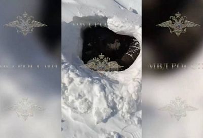 Россиянин провалился в ледяную пещеру и провел сутки под снегом в день своего рождения