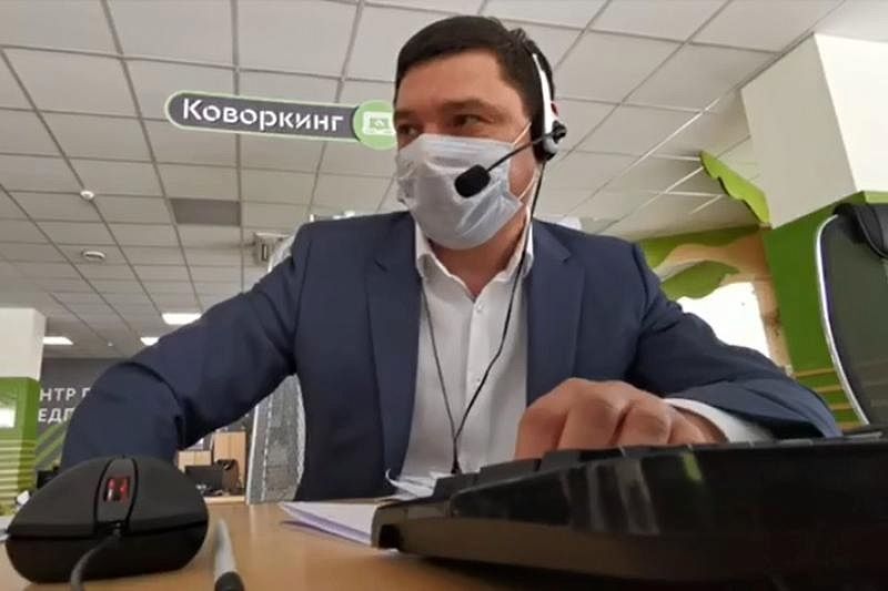 Мэр Краснодара Евгений Первышов посетил колл-центр и лично ответил на вопросы горожан по горячей линии